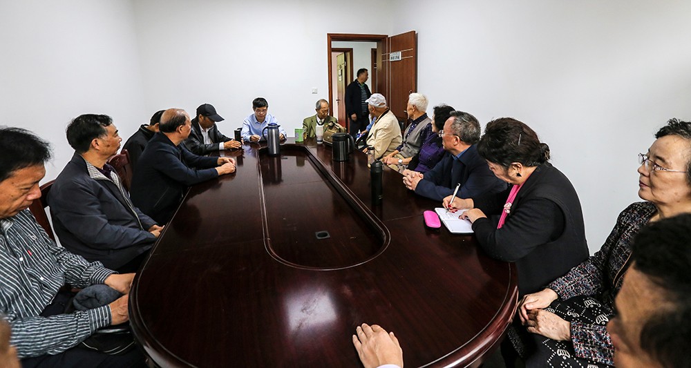 4. 会上传达学习了习近平对老同志的慰问及淮安市第八次党代会精神，听取了财经分会王明伦会长创建做法的介绍。.jpg