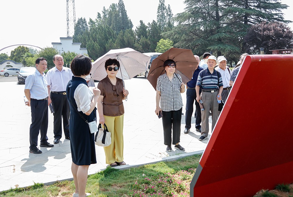 8. 6月21日，市农水专家组组织了赴淮沭新河管理处沭阳闸和沭新闸观摩活动。.jpg