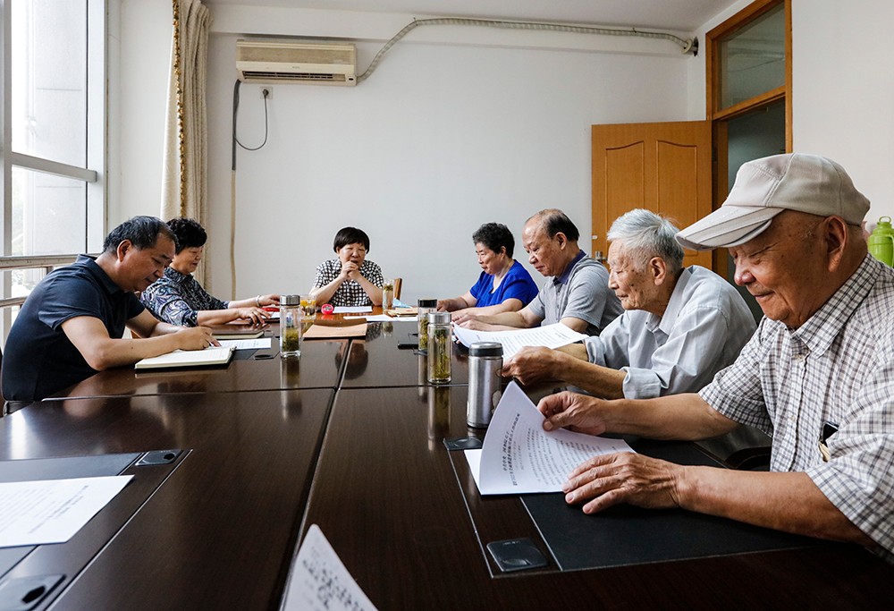 7. 6月13日，市农水专家组召开学习会，学习中央一号文件，并联系淮安实际进行了讨论，研究了今年及近期工作。，.jpg