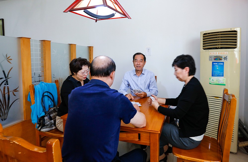 2.李冰会长与会员一道参加了活动。.jpg