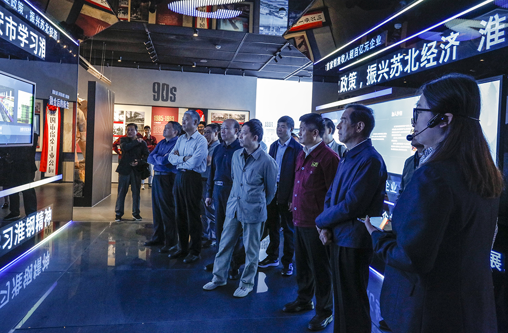 4. 观看了反映企业创建成长发展壮大的公司展览室.JPG