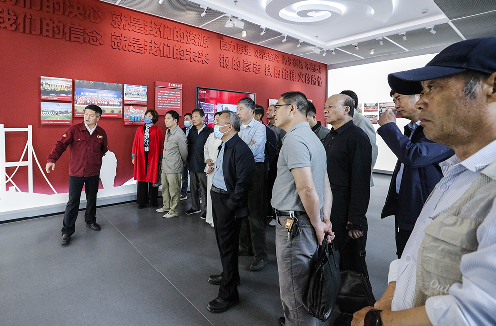 5. 观看了反映企业创建成长发展壮大的公司展览室.JPG
