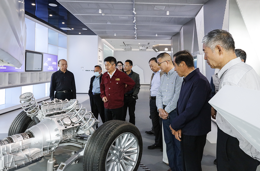 6. 观看了反映企业创建成长发展壮大的公司展览室.JPG