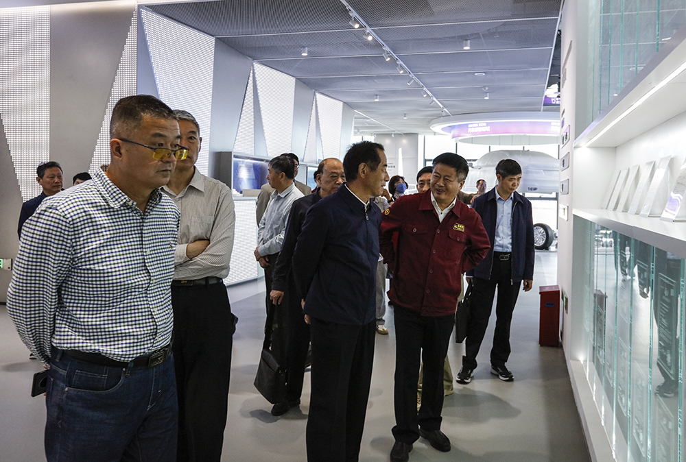 7. 观看了反映企业创建成长发展壮大的公司展览室.JPG